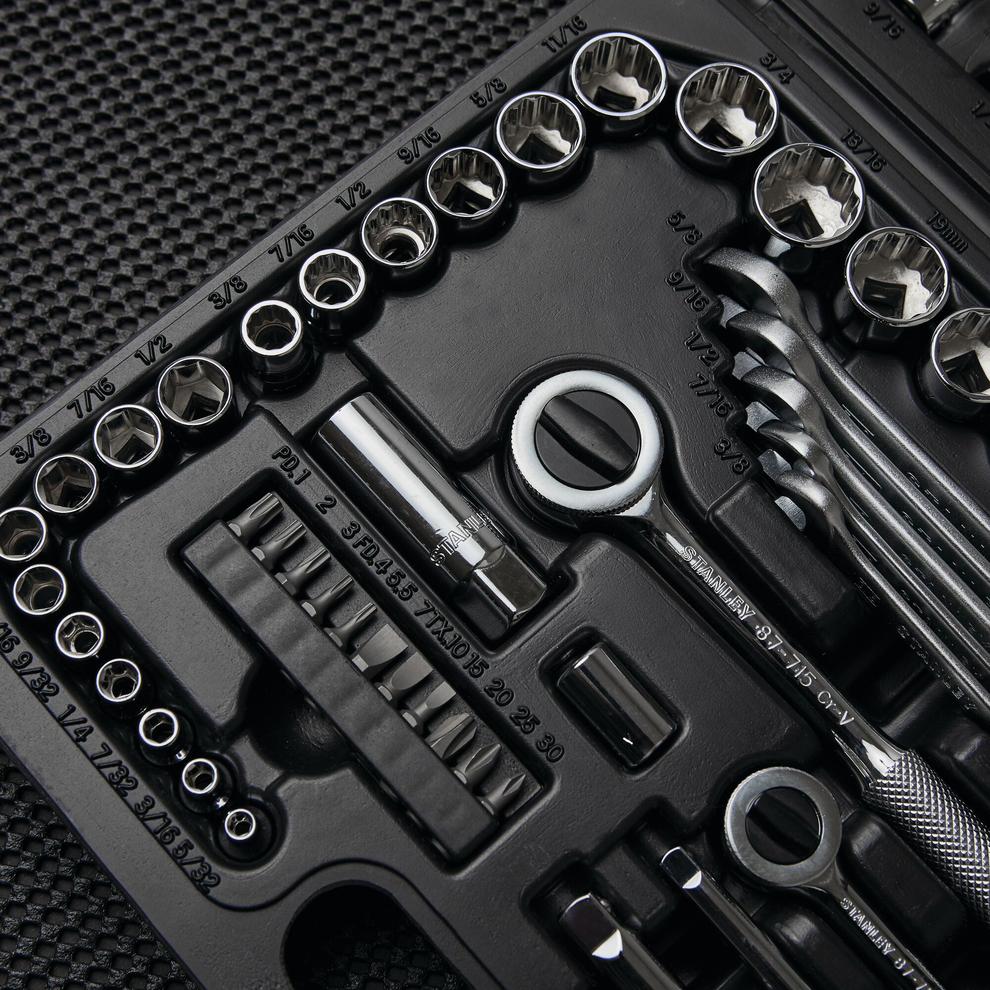 75 Pc Mechanic's Tool Set thumbnail 4