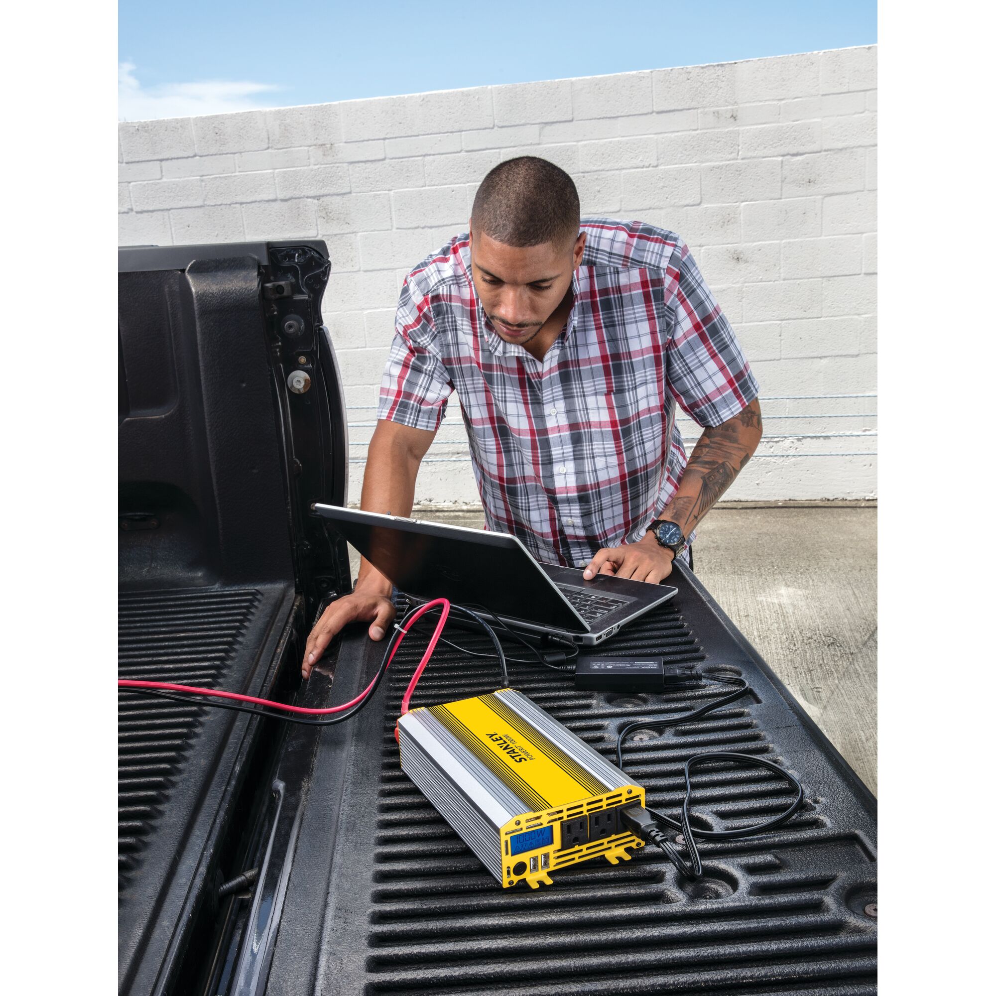 1000 Watt Power Inverter w/ USB thumbnail 2