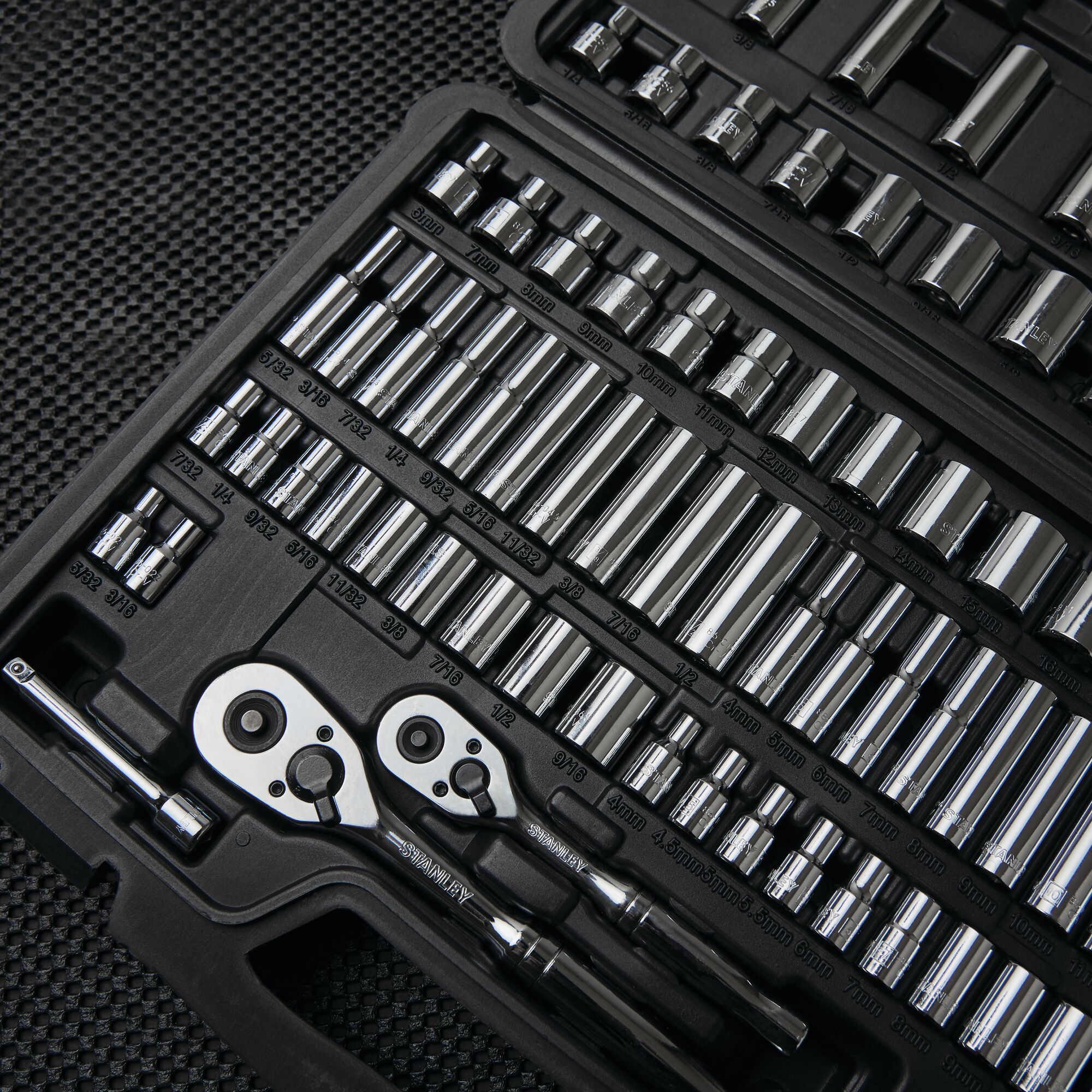 123 pc 1/4 in & 3/8 in Drive Mechanic's Tool Set thumbnail 3