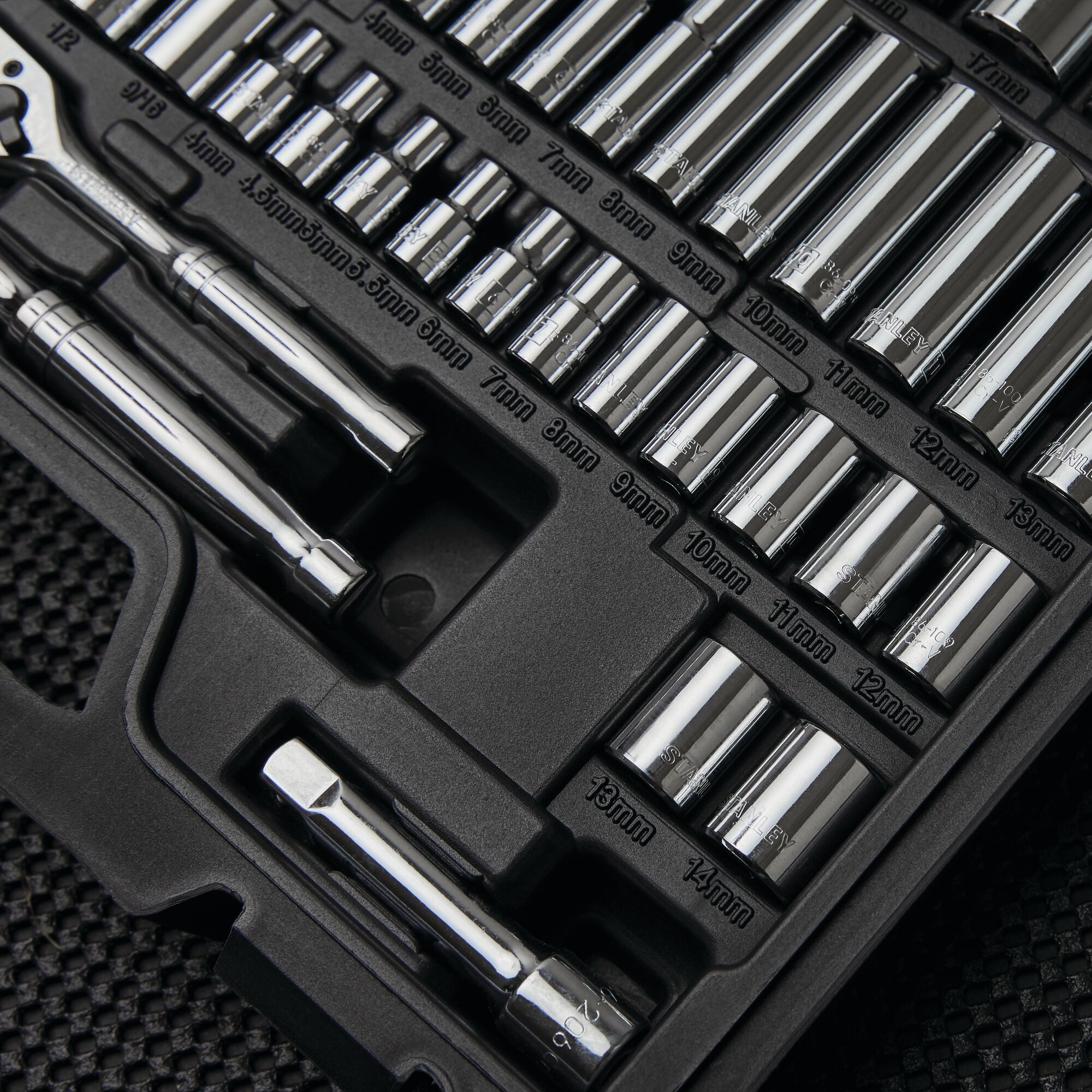 123 pc 1/4 in & 3/8 in Drive Mechanic's Tool Set thumbnail 4