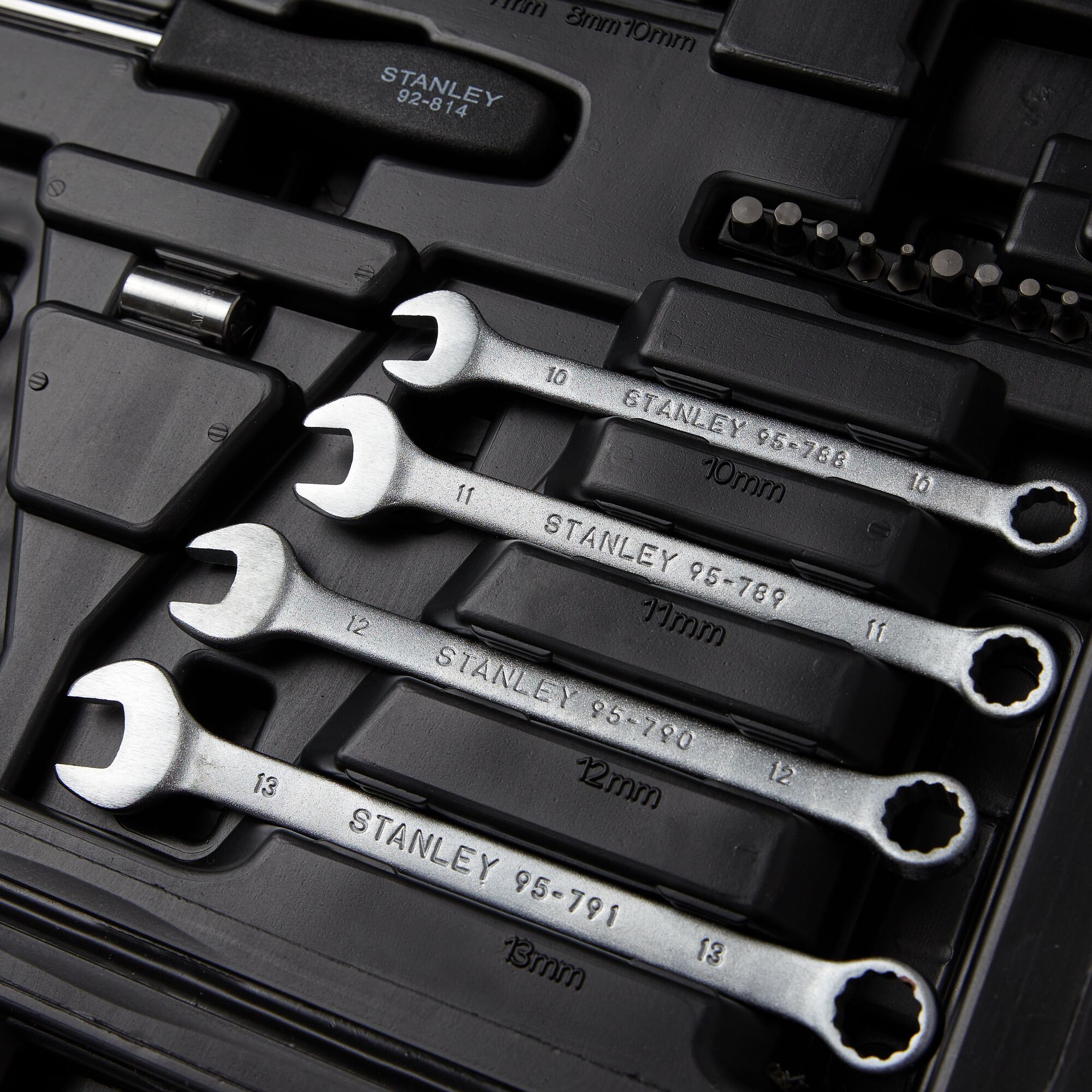 145 pc 1/4 in & 3/8 in Drive Mechanic's Tool Set thumbnail 3