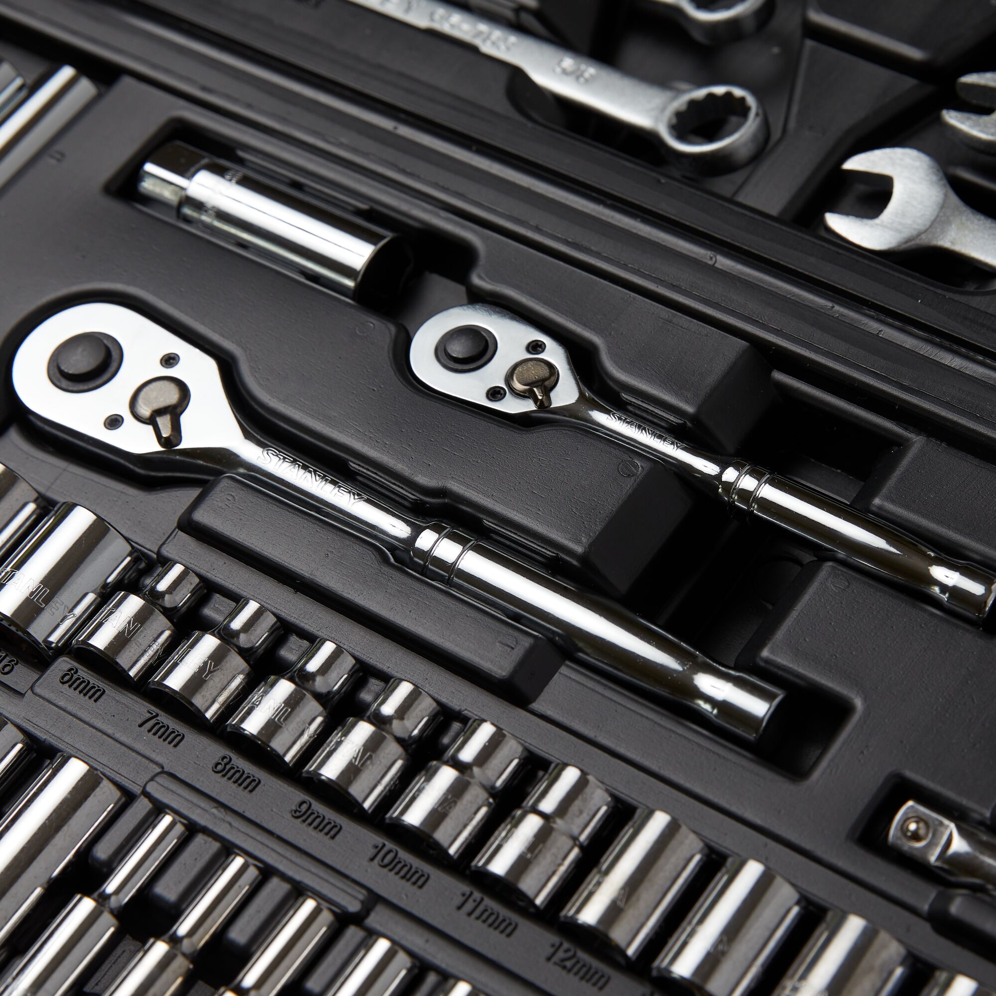 145 pc 1/4 in & 3/8 in Drive Mechanic's Tool Set thumbnail 6