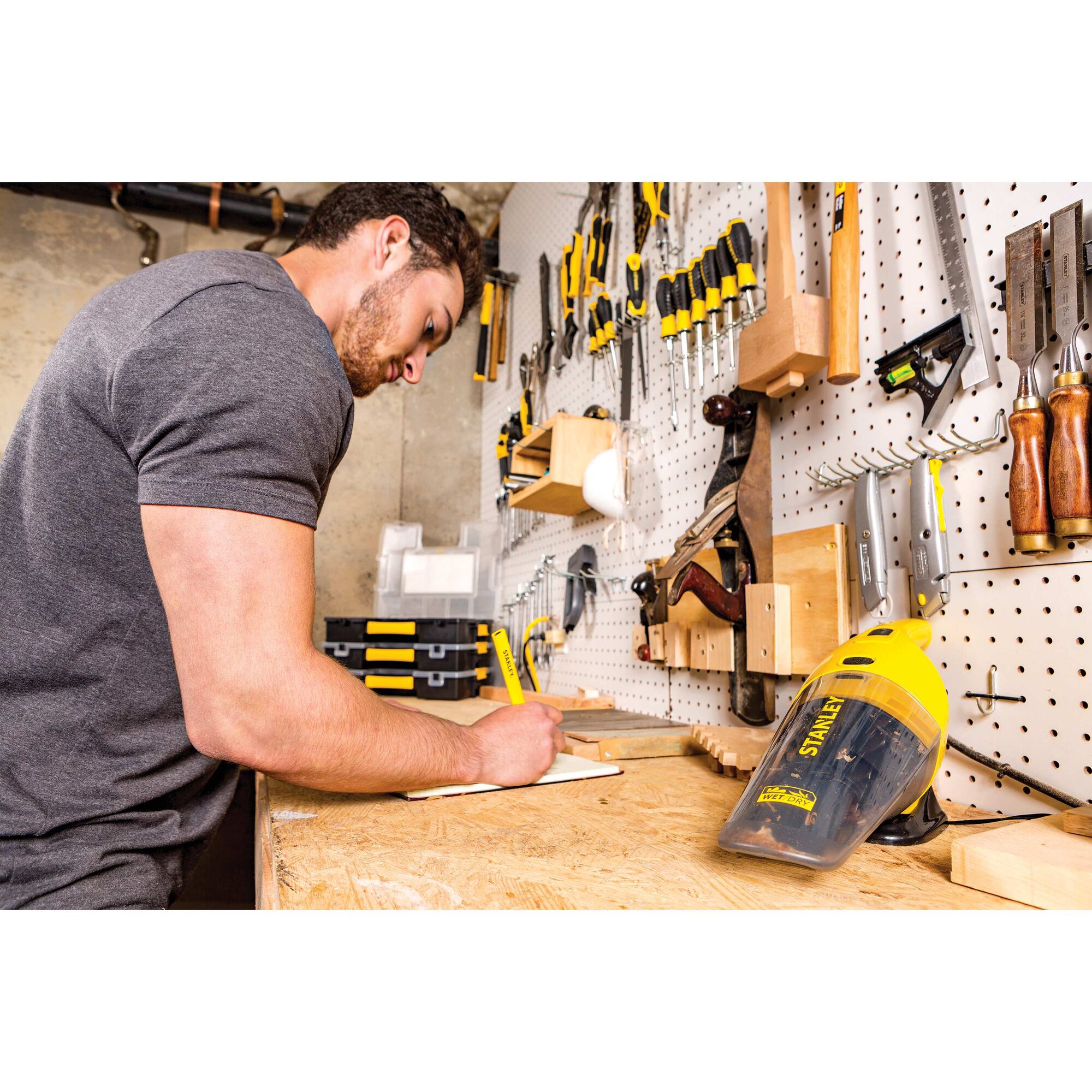 Cordless Handheld Wet/Dry Vacuum | STANLEY